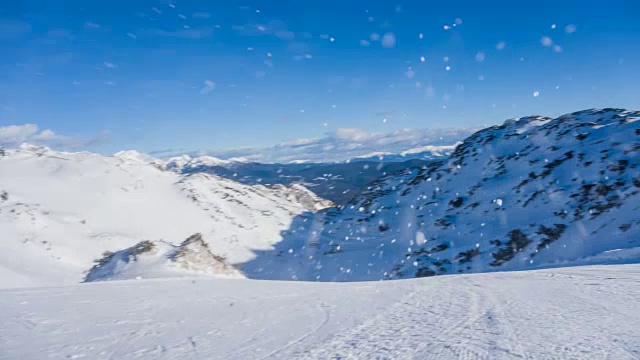 滑雪板在滑雪坡上滑行，喷雪视频素材
