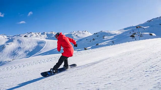 滑雪运动员从滑雪坡上滑下来，玩旋转技巧视频素材
