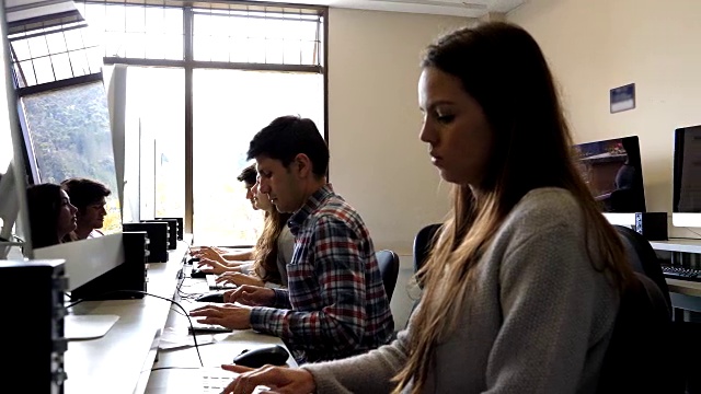 拉丁美洲的一组学生在计算机实验室工作非常专注视频素材
