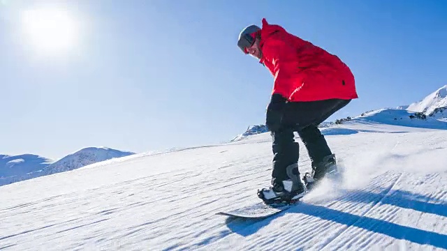 滑雪者冲下滑雪坡，在途中表演跳跃动作视频下载