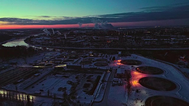 冬季日落时工业区的废水处理设施和发电厂鸟瞰图。视频素材