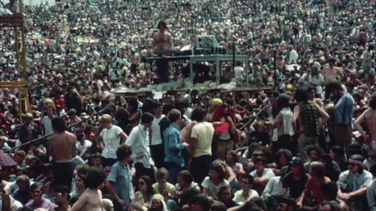 伍德斯托克音乐节的嬉皮观众，彩色沙滩球在人群/贝瑟尔，纽约，美国跳跃视频下载