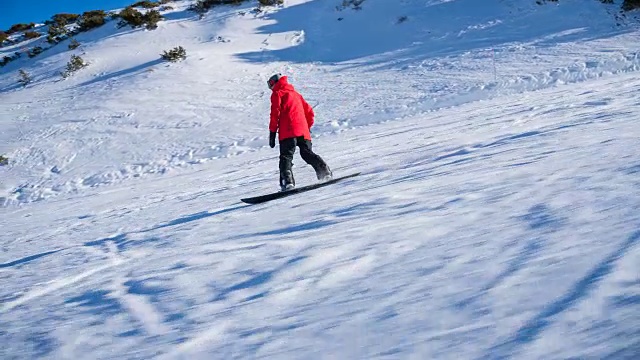 在一个阳光明媚的冬日，从滑雪场滑下视频素材