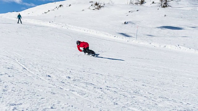 滑雪板上转弯的人视频素材