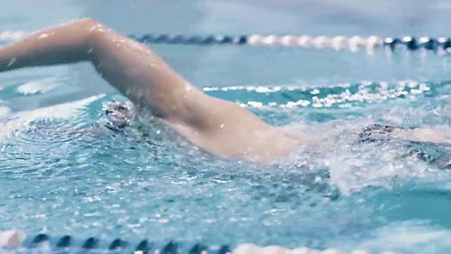 专业游泳运动员戴泳镜在游泳池比赛中漂浮视频素材