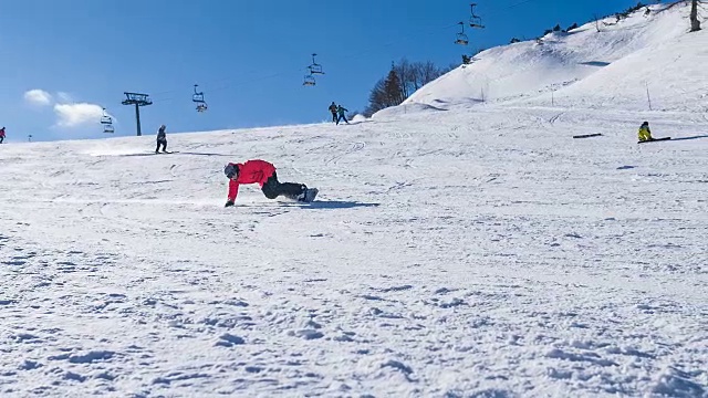 滑雪者在滑雪坡上转弯，身后留下一团粉雪视频素材