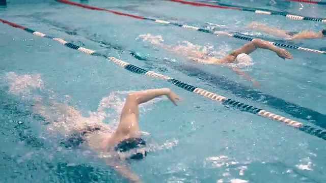 游泳运动员高角度跟踪击球训练视频素材