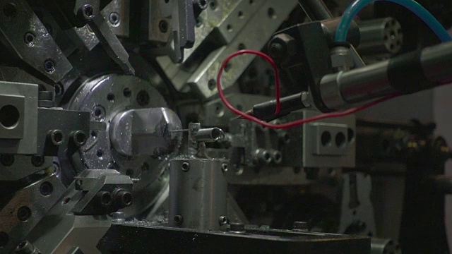 SLO MO，弹簧制造机，生产小弹簧。视频素材