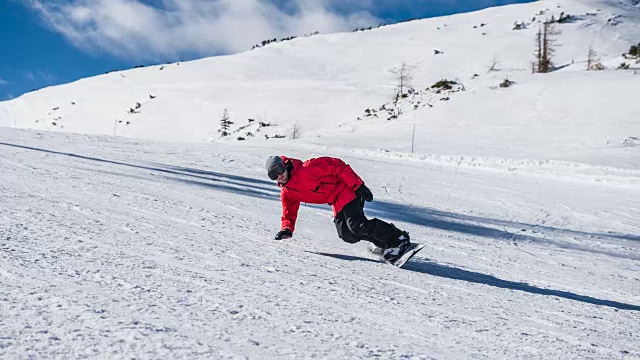 滑雪者沿着滑雪坡滑行，把雪喷到摄像机上视频素材
