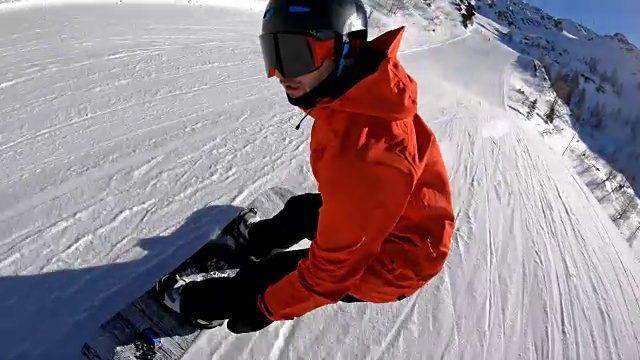 滑雪者享受阳光明媚的冬日，有乐趣骑下滑雪坡视频素材