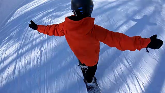 滑雪板手伸开双臂快速地滑下斜坡视频素材