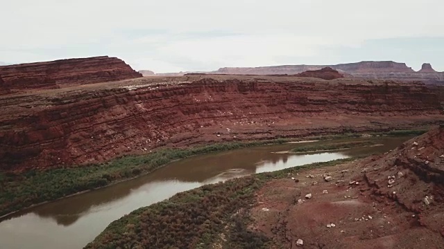 无人机在摩押附近峡谷拍摄的谢弗踪迹视频素材
