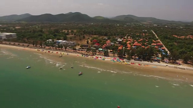 从上面看海岸线，清澈的蓝色海水冲刷着泰国普兰布里的风筝冲浪海滩视频素材