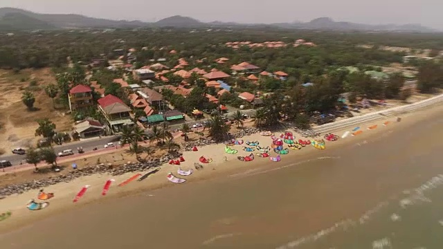 阳光照耀在清澈的蓝色海水和沙滩上的风筝冲浪海滩在泰国Pranburi视频素材