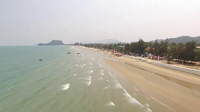 低扫视图的水作为温和的波浪冲刷海岸风筝冲浪海滩在普兰布里，泰国视频素材