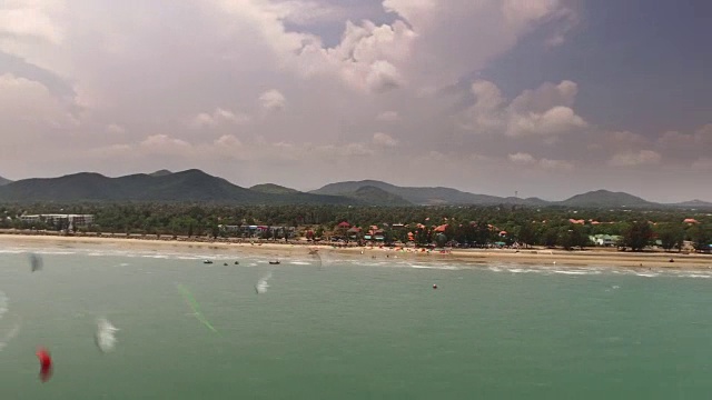 风筝冲浪者在泰国普兰布里山区附近的热带海滩上的水上飞行视频素材