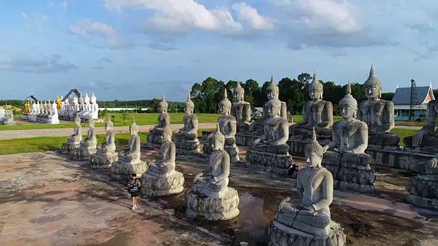 4k航拍电影飞过一群佛像，泰国nakorsrithammarat视频素材