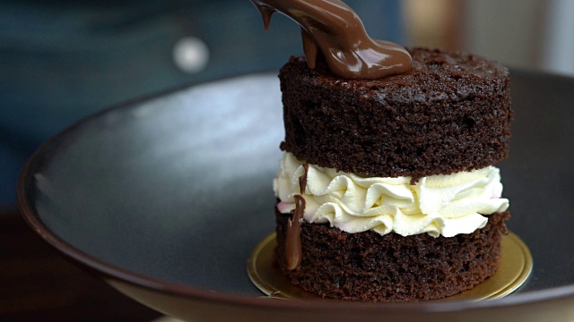 SLO MO -浇头巧克力蛋糕与融化的巧克力视频下载