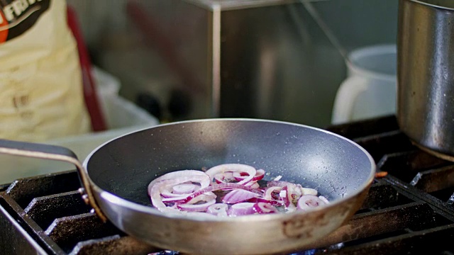 用橄榄油在平底锅上煎的紫洋葱视频下载