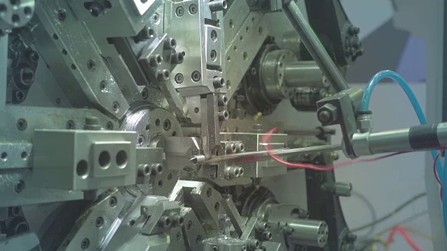 弹簧制造机生产小弹簧。视频素材