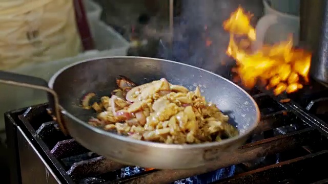 沙瓦玛在煎锅中烹饪的慢动作视频下载