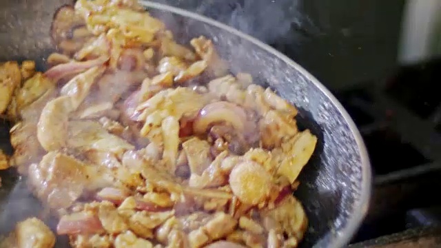 沙瓦玛在煎锅中烹饪的慢动作视频下载