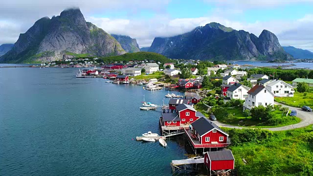 挪威罗浮敦群岛上的小渔村哈姆诺伊的航拍镜头，以其典型的红色房屋和自然美景成为热门旅游目的地。空中4k超高清。视频素材