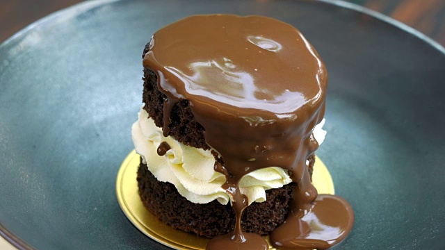 浇上融化巧克力的巧克力蛋糕视频下载