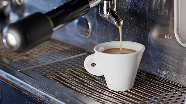 浓缩咖啡机准备一杯浓缩咖啡视频下载