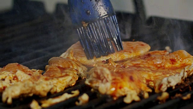 在烤架上用火焰烤鸡胸的特写视频下载