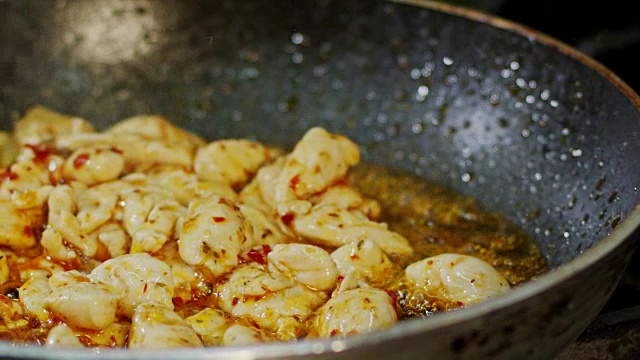 慢动作的鸡肉在平底锅中油炸与酱汁视频下载
