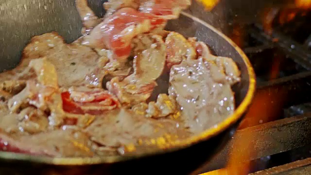 慢动作烤牛肉在煎锅与火焰视频下载