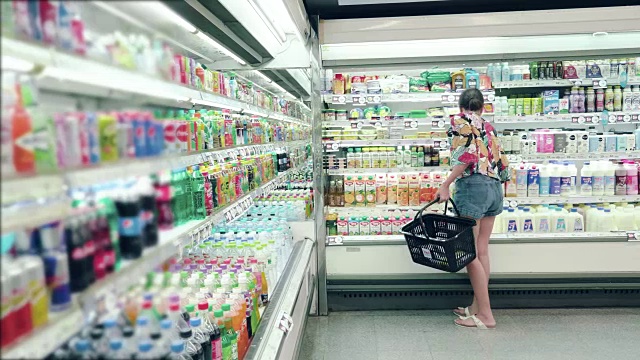 杂货店里的亚洲潮女人视频素材