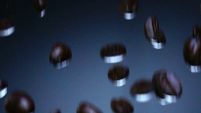 咖啡粒下落的慢动作视频素材