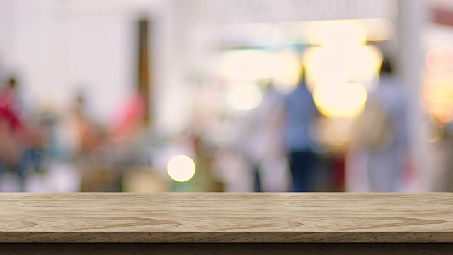 空木桌面模糊客户购物在贸易活动与散景灯光背景，背景模板的产品或设计展示，食品站模拟视频素材