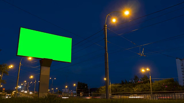 时间推移-公路上的绿色屏幕广告牌视频下载