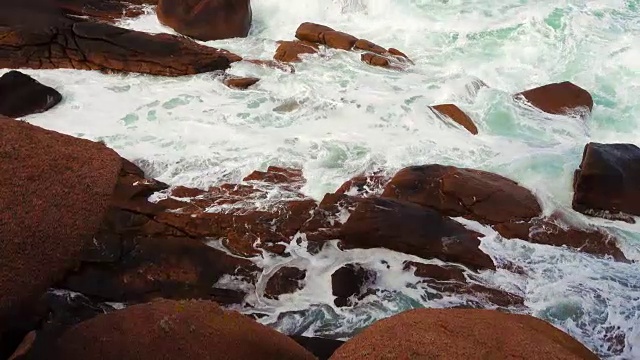 大浪冲击着石滩视频素材