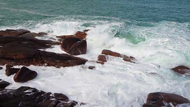 大浪冲击着石滩视频素材