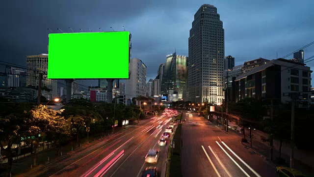 在泰国曼谷市中心的核心商业区的阿索克区，白天到晚上的灯光轨迹为4k时间视频下载