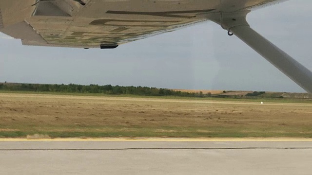从一架有机翼的小飞机的窗口降落视频素材