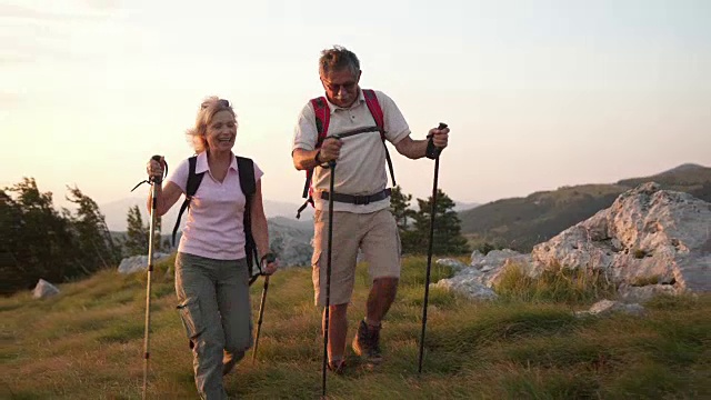 快乐的一对徒步登山的夫妇视频下载