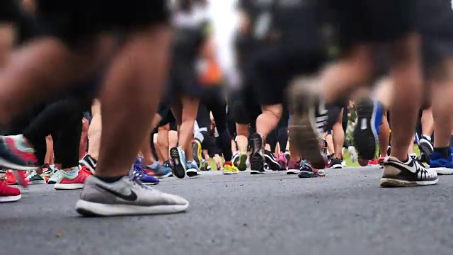马拉松运动员的脚视频下载