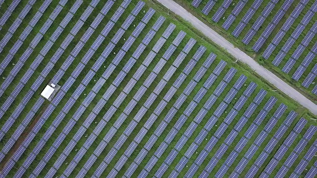 太阳能发电站鸟瞰图农场替代能源视频素材