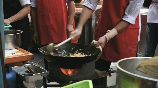 烹饪曼谷街头小吃视频素材