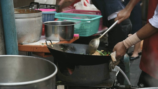 烹饪曼谷街头小吃视频素材