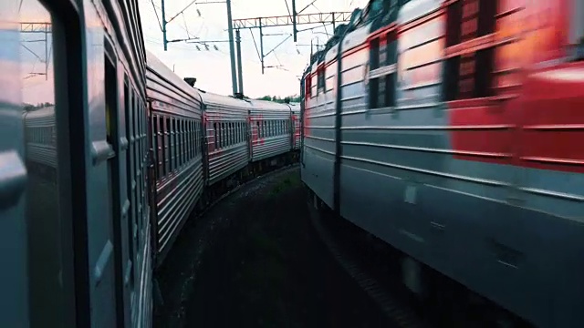 从移动的火车上射击。在相反的方向，旁边的铁路上经过另一列火车视频素材