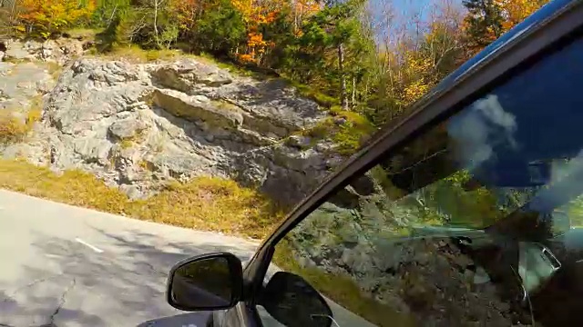 在秋高气爽的日子里，在山口上开车视频素材