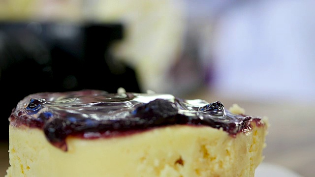 手工切巧克力蛋糕视频素材