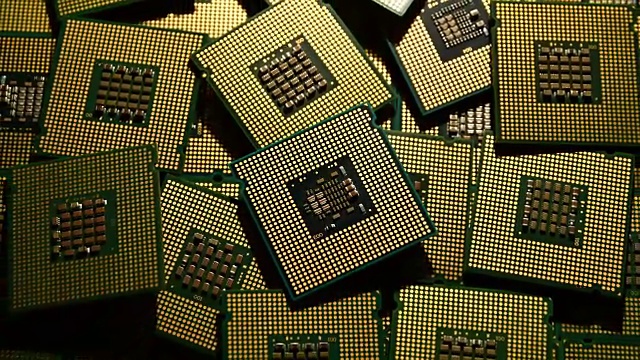 计算机芯片处理器的特写放大效果。4 k UHD视频。尼康D500视频下载