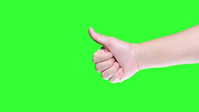 以绿色屏幕为背景，竖起大拇指的手。视频下载